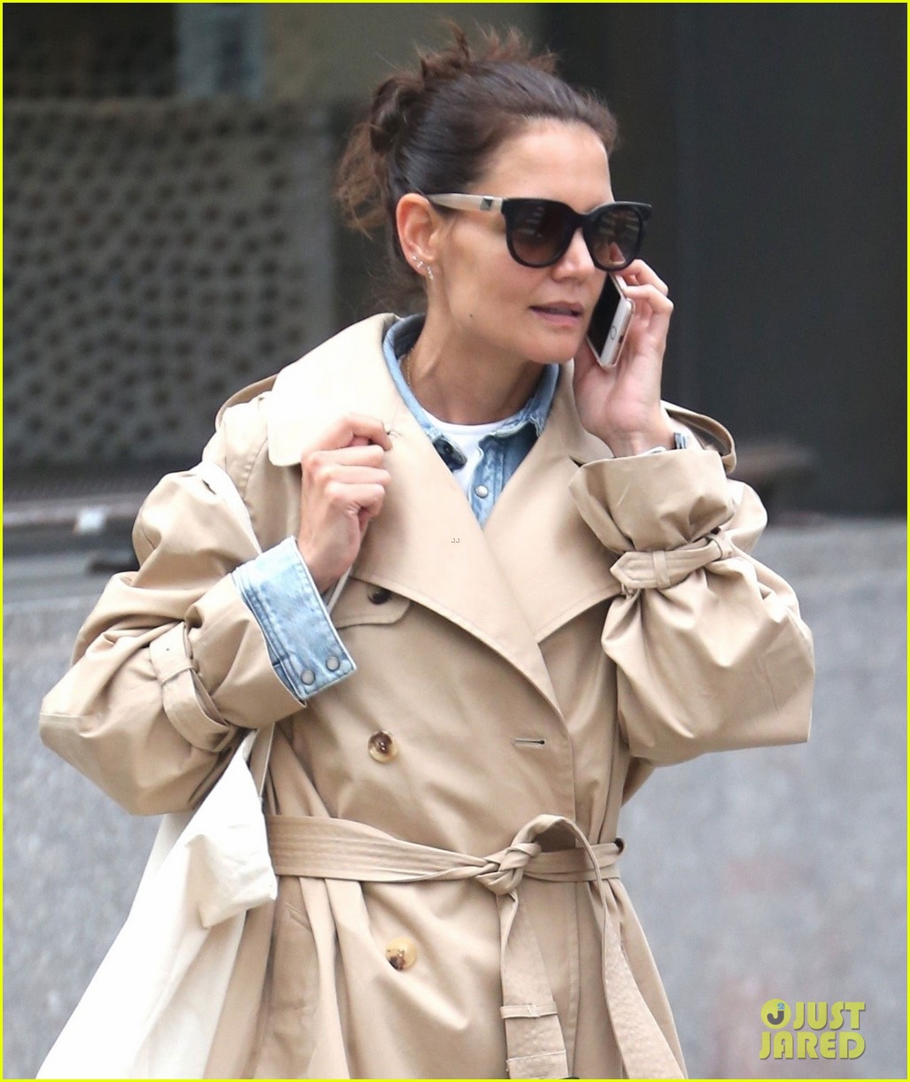 katie holmes wears a trench 024354652