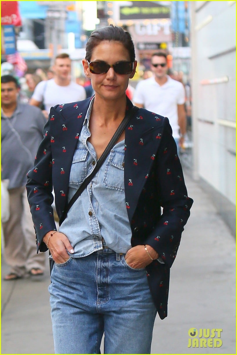 Katie Holmes Was Ambushed By an Excited Fan & The Photos Are Wild