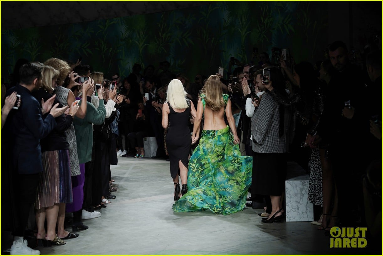 Jennifer Lopez Tells the Story Behind the Iconic Versace Dress Photo(02)