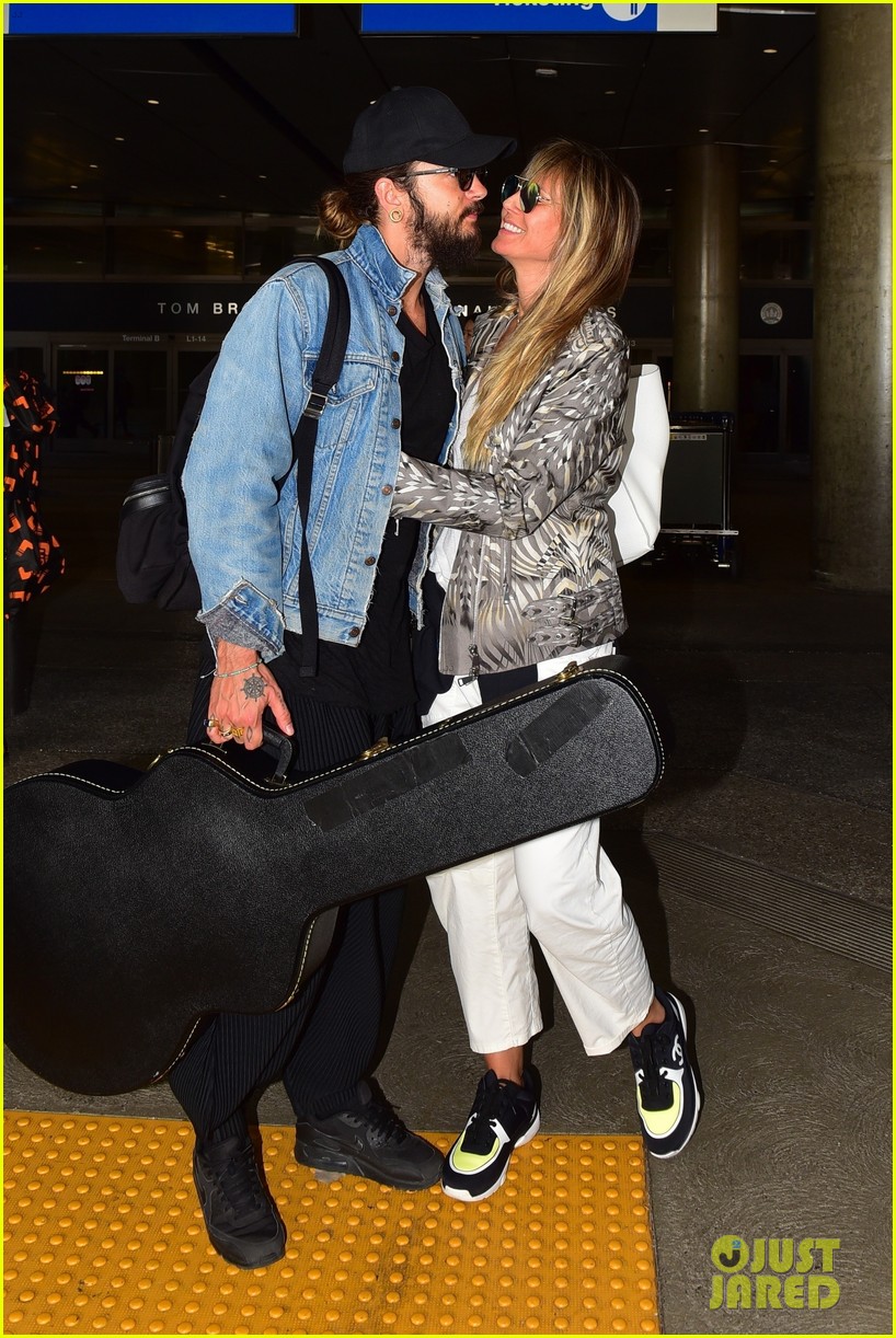heidi klum and husband tom kaulitz share a kiss at lax airport 054351265