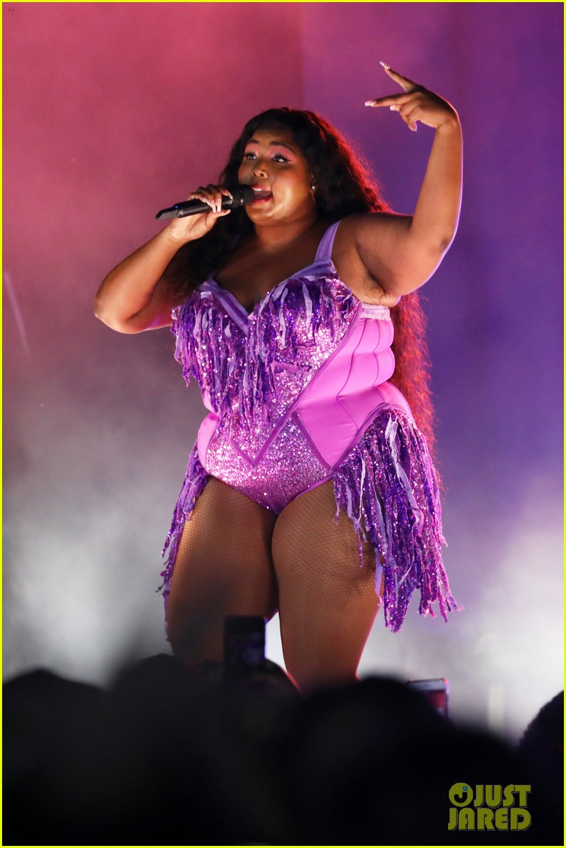lizzo takes stage at bustle festival 02