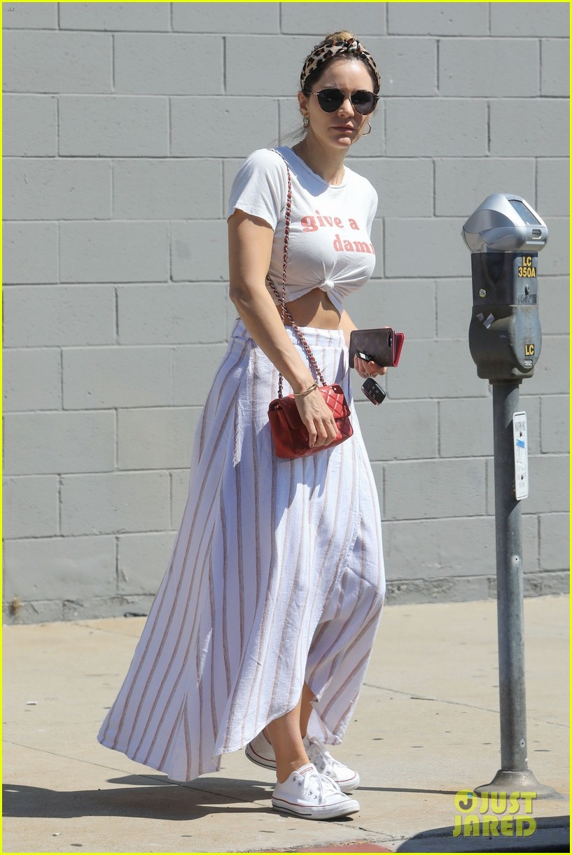 katharine mcphee reminds us to give a damn while running errands 054345115