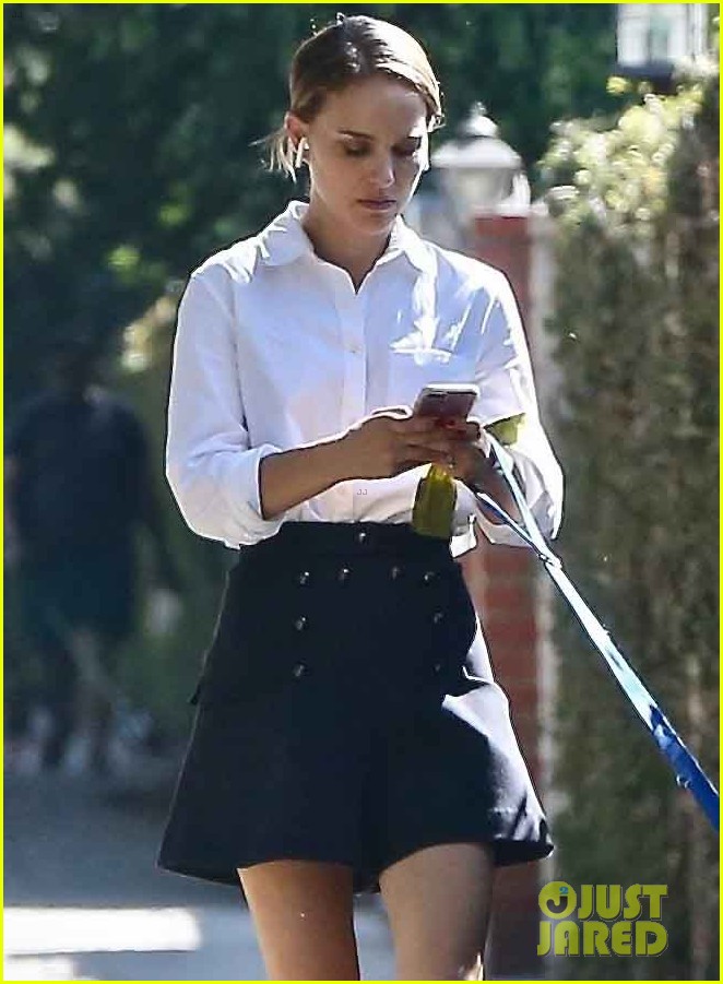 natalie portman takes her pup for a walk 014345056