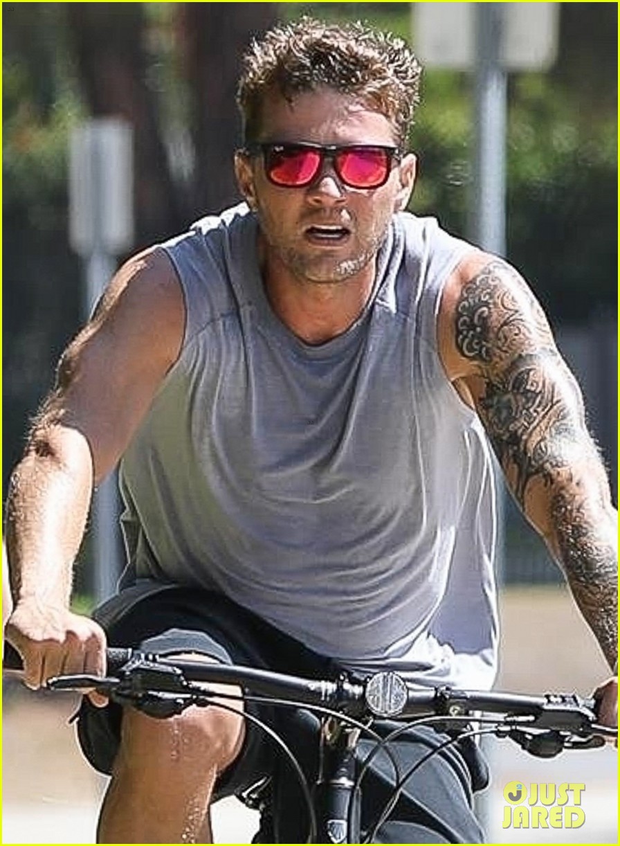ryan phillippe bares his tattooed muscles on bike ride 02