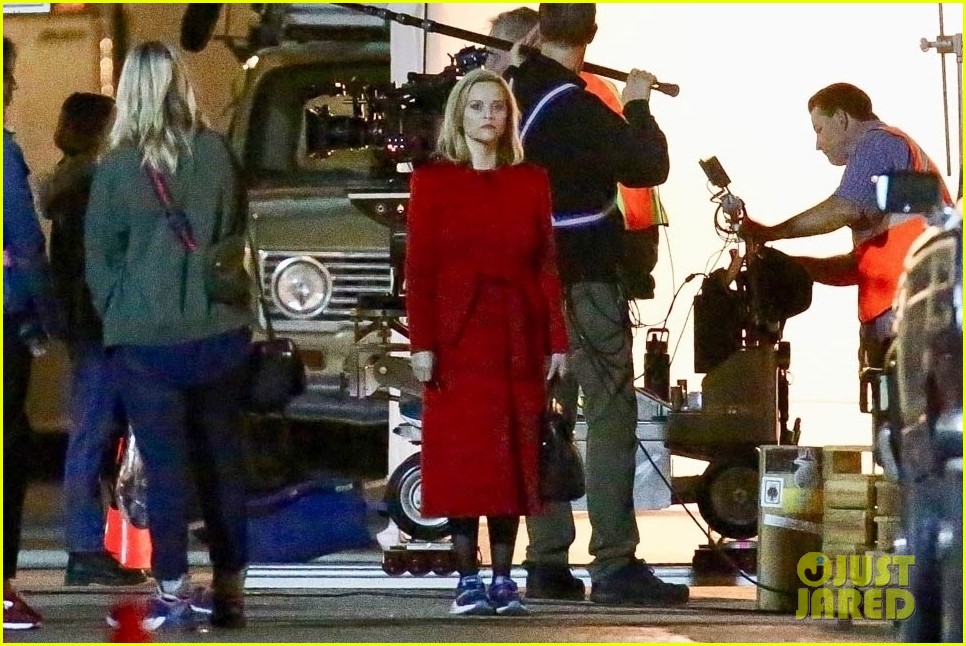reese witherspoon films late night scenes for little fires everywhere 054361986
