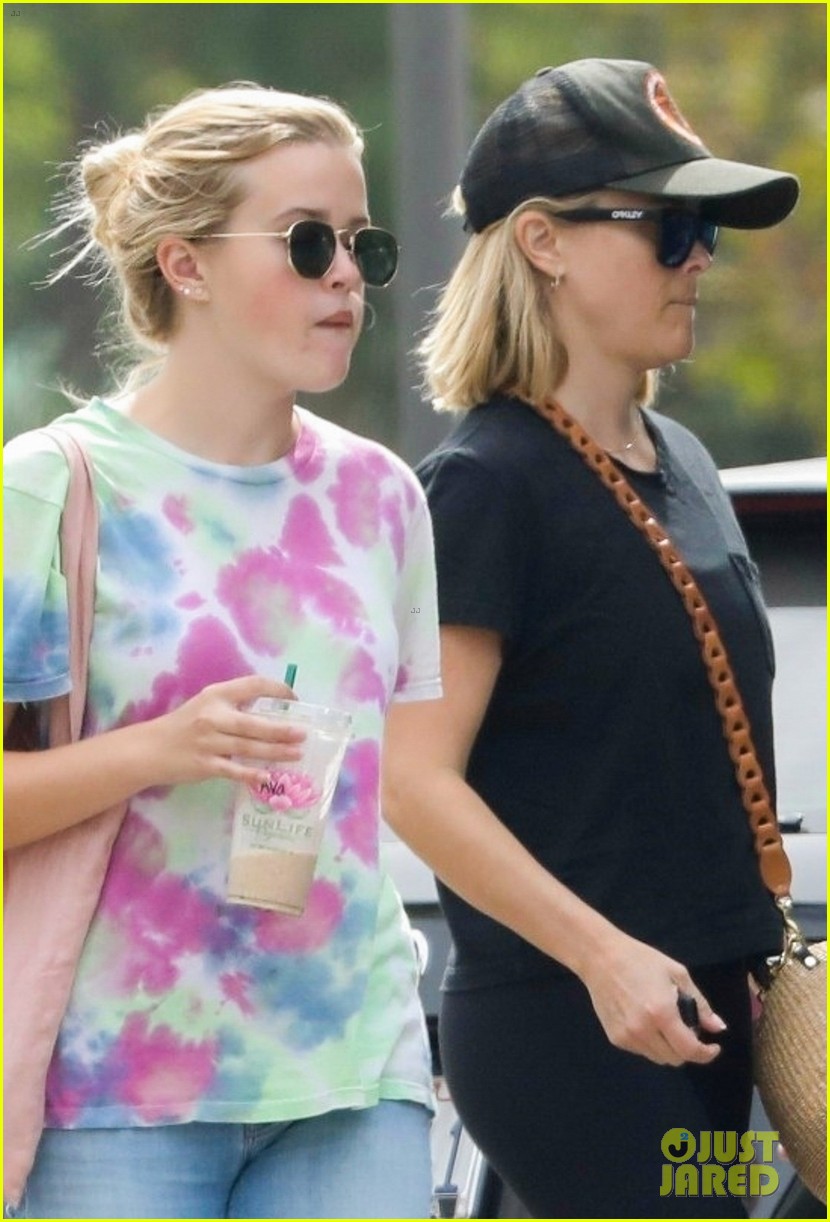 reese witherspoon goes sporty for breakfast with daughter ava phillippe 04