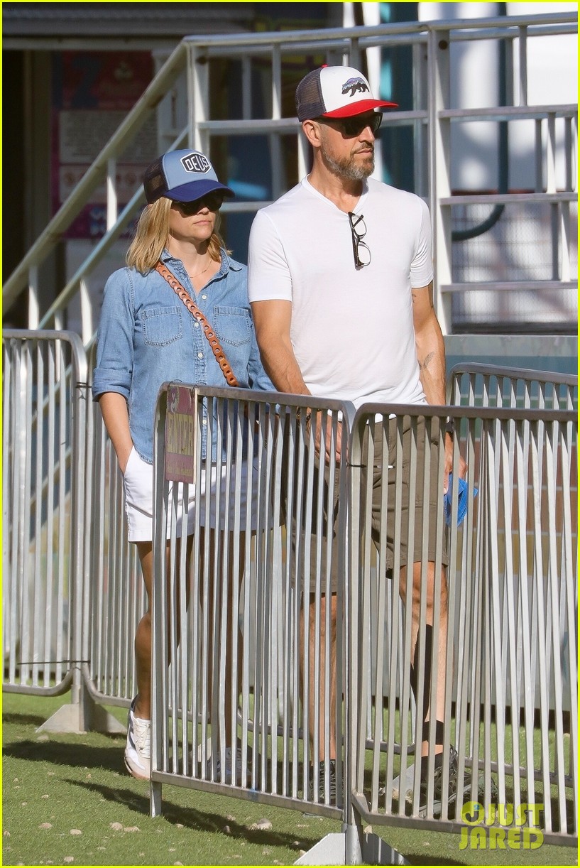 reese witherspoon goes surfing 054344280