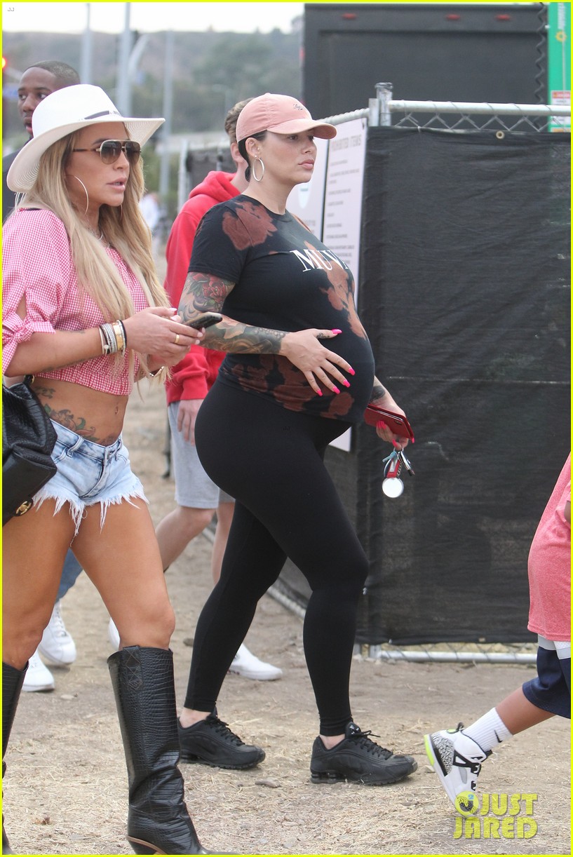 amber rose shows off growing baby bump at malibu chili cook off 054343771