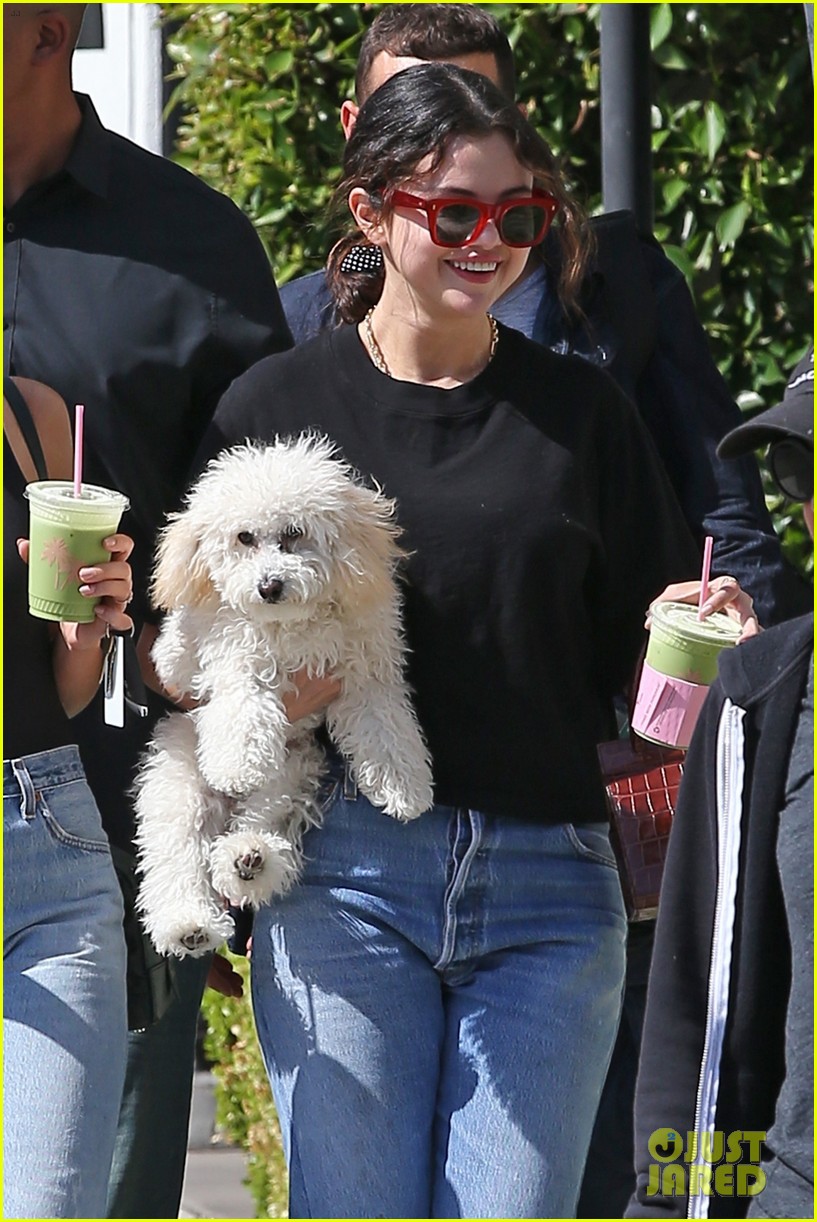 Selena Gomez Visits 'Shark Tank' Set For Late Birthday Surprise Photo