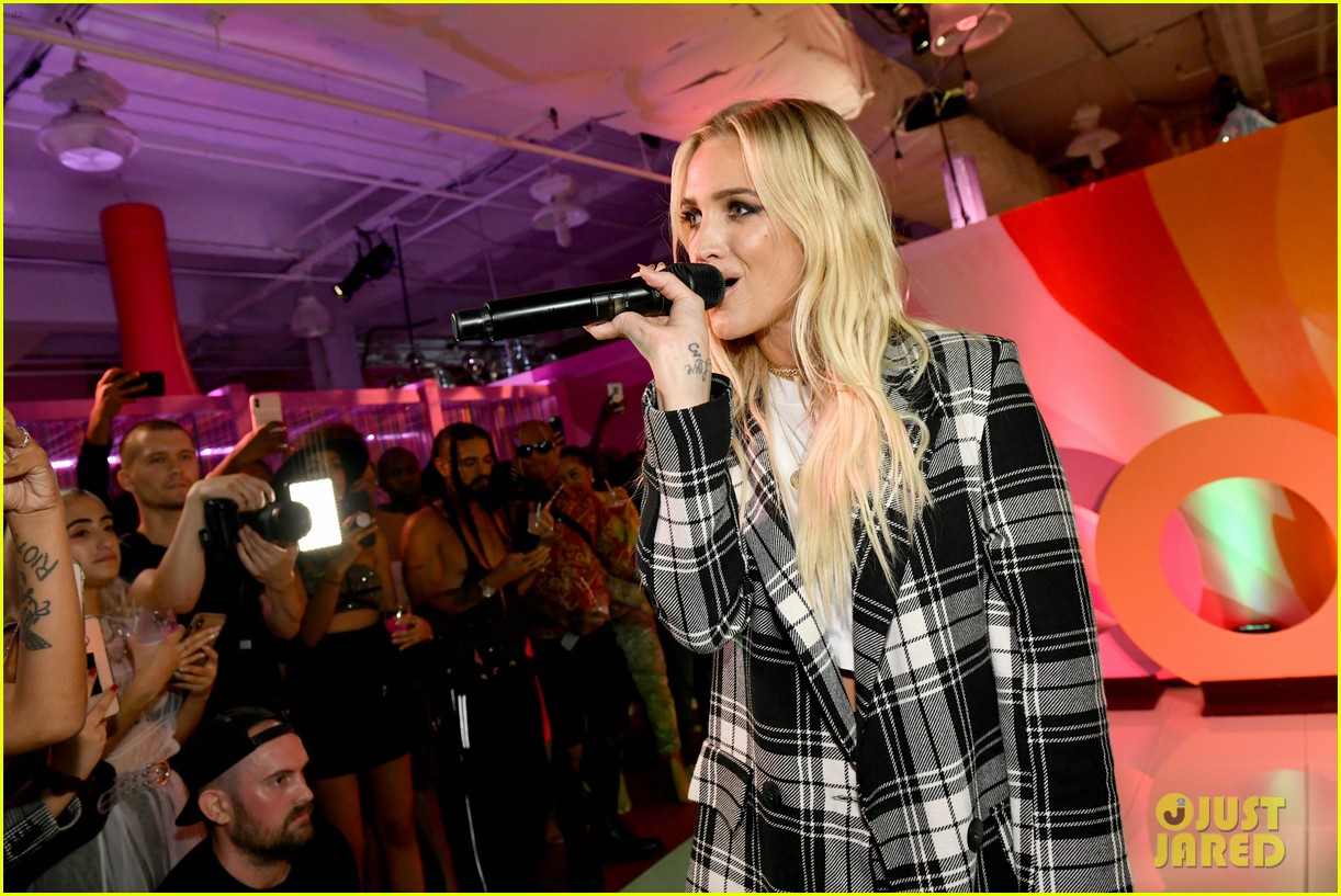 ashlee simpson evan ross help close out nyfw at boohoo party 03
