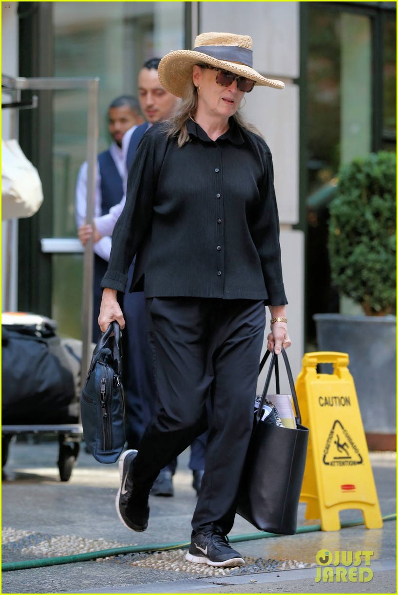 meryl streep arrives in nyc after attending venice film festival 03