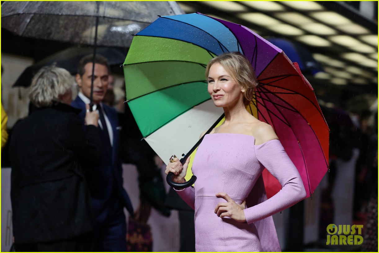 renee zellweger keeps dry with umbrella at judy european premiere 09