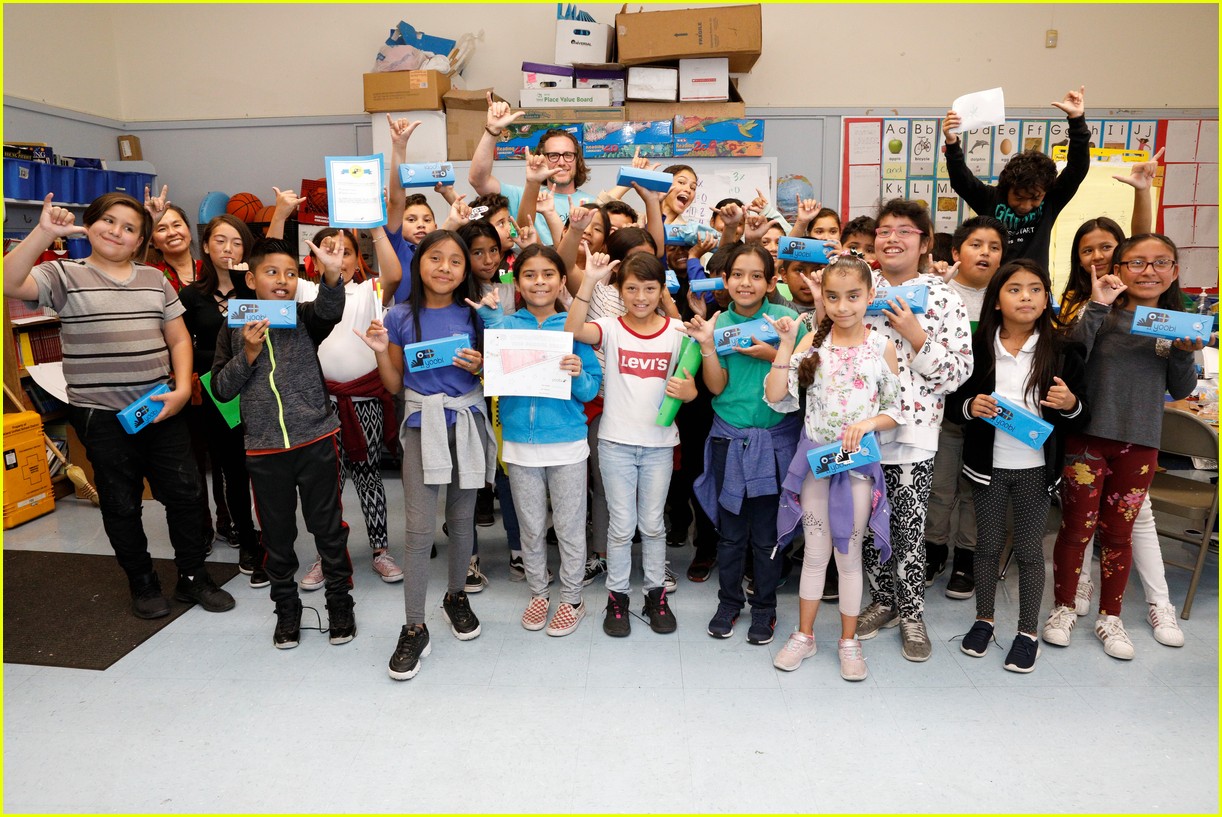 Zendaya Helps Donate School Supplies to 450 Oakland Students Photo 4356023 Photos Just