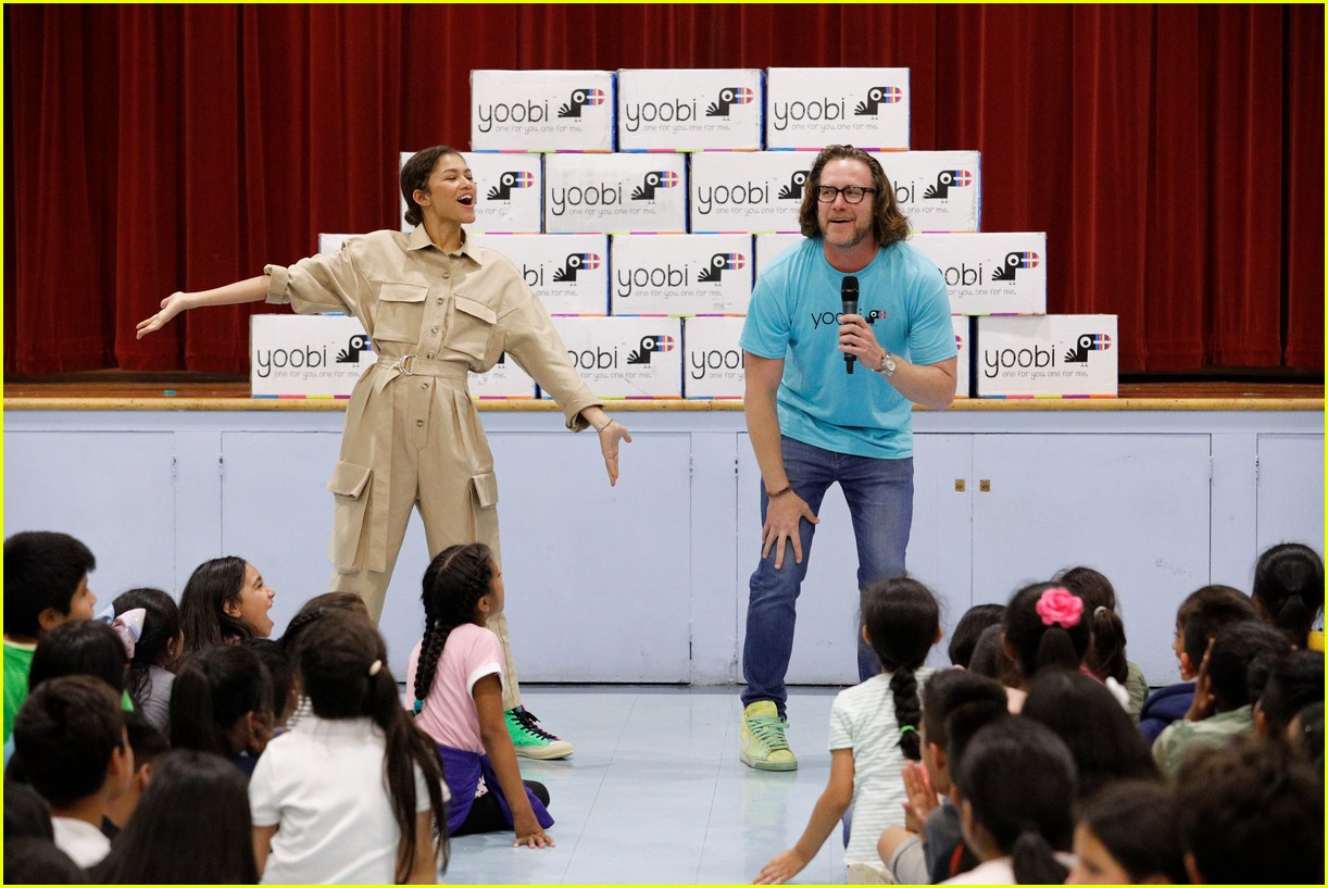 Photo zendaya helps donate school supplies to 450 oakland students 07 Photo 4356026 Just