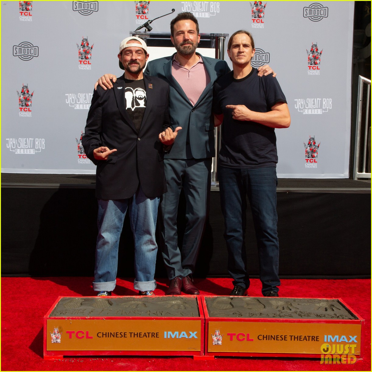 ben affleck supports kevin smith jason mewes hands footprint ceremony 01