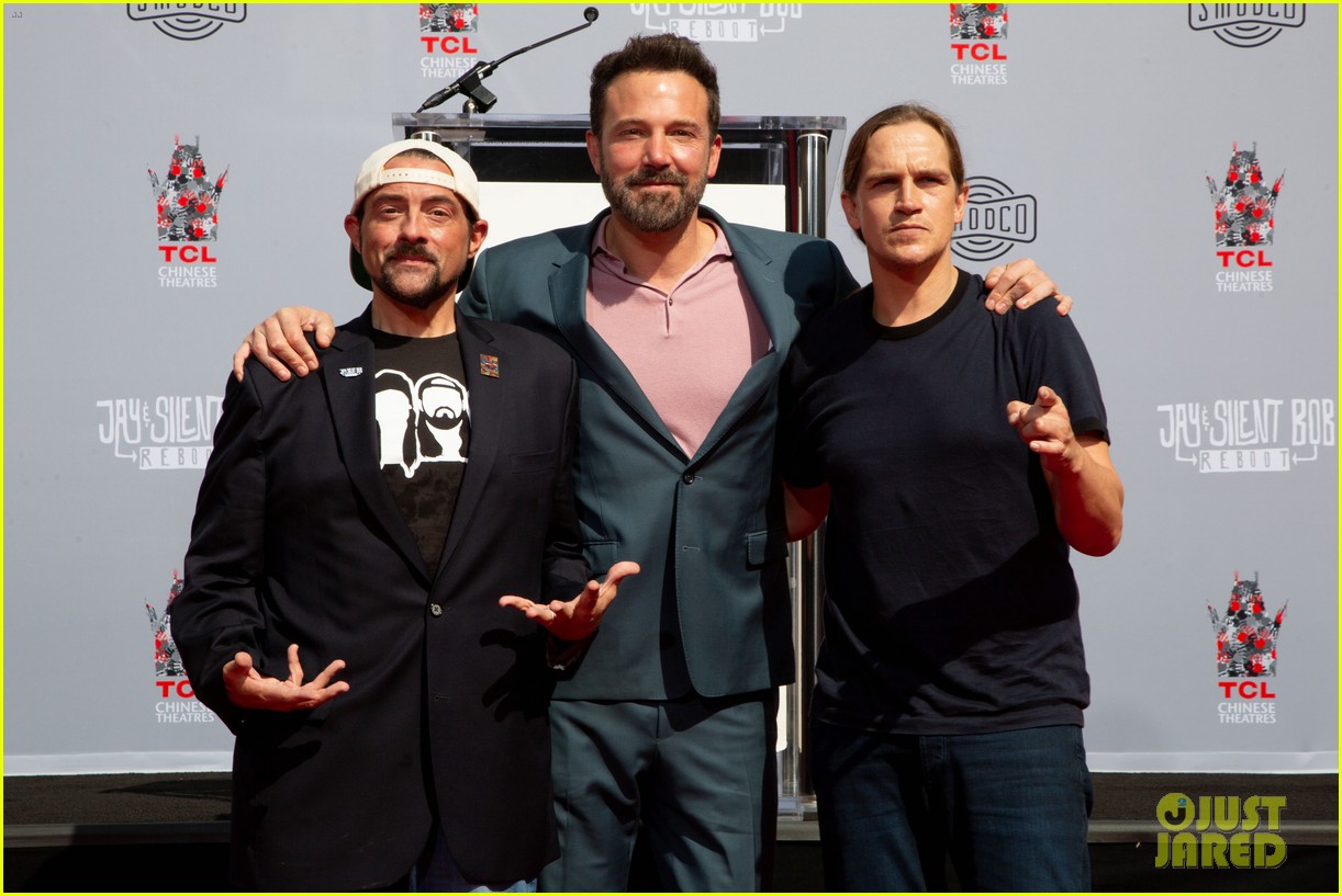 ben affleck supports kevin smith jason mewes hands footprint ceremony 02