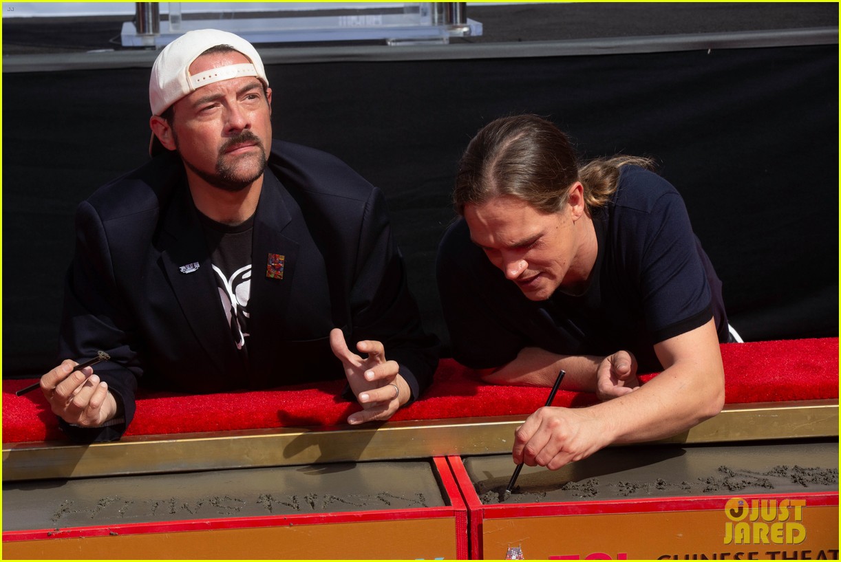 ben affleck supports kevin smith jason mewes hands footprint ceremony 16