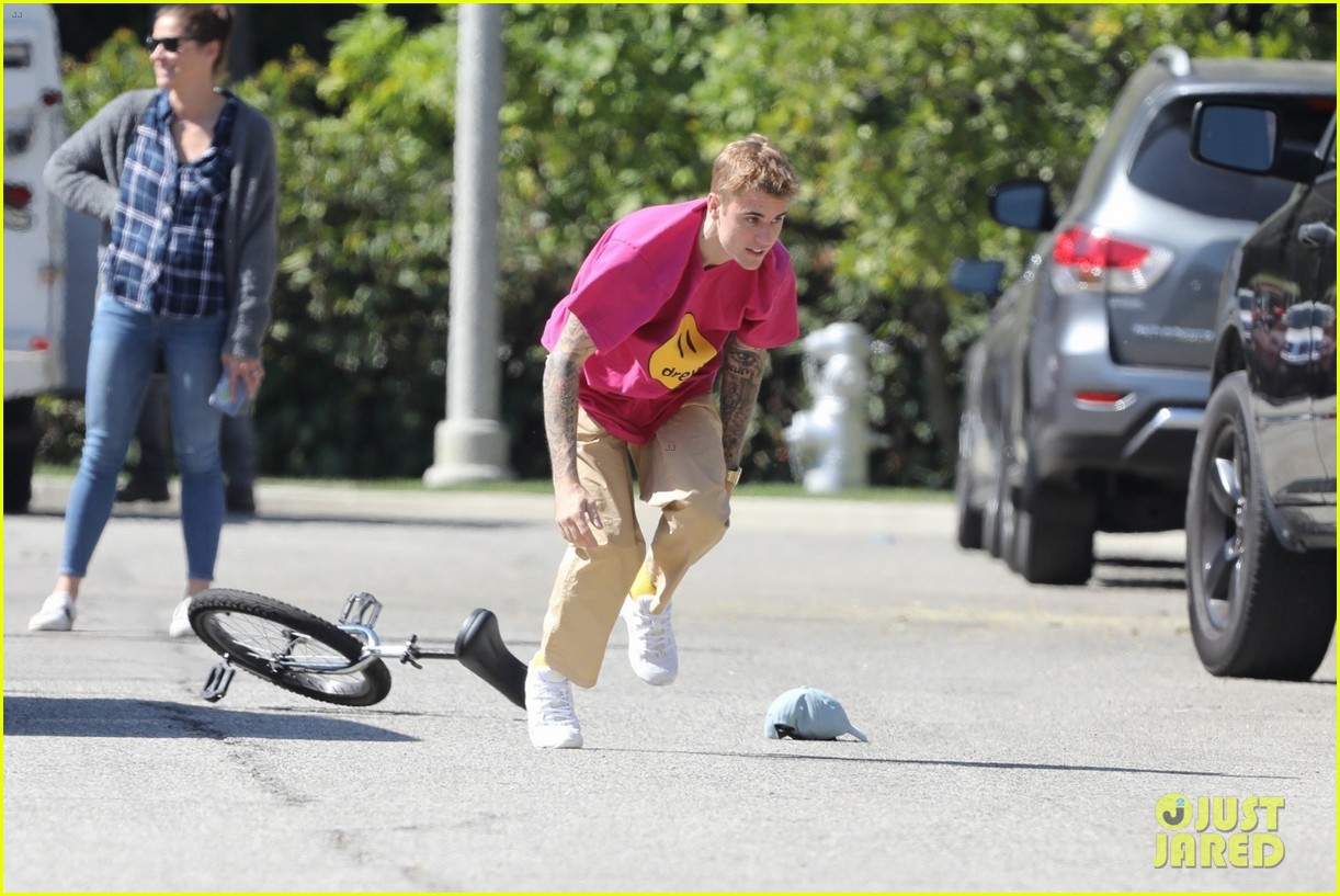 justin bieber falls off unicycle while learning how to ride 074369794