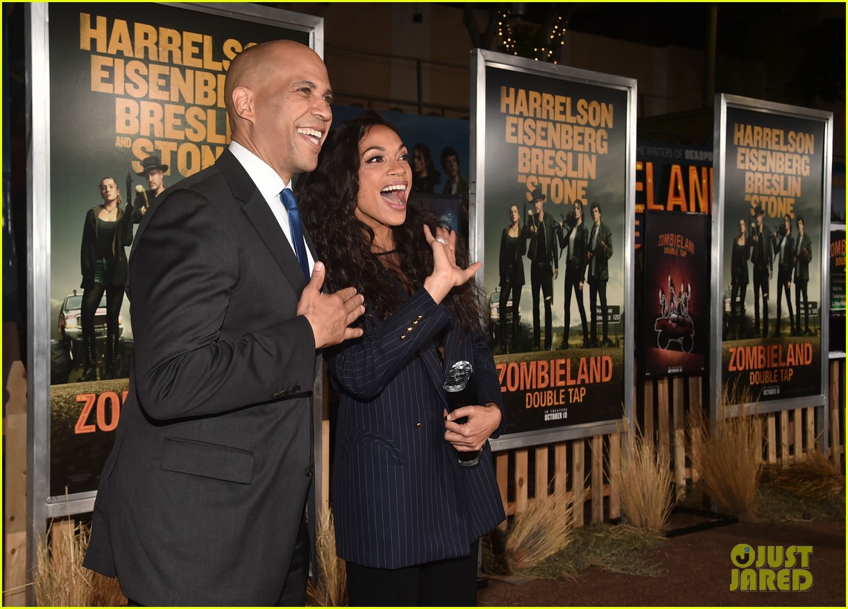cory booker happily supports rosario dawson at zombieland double tap premiere 014369440