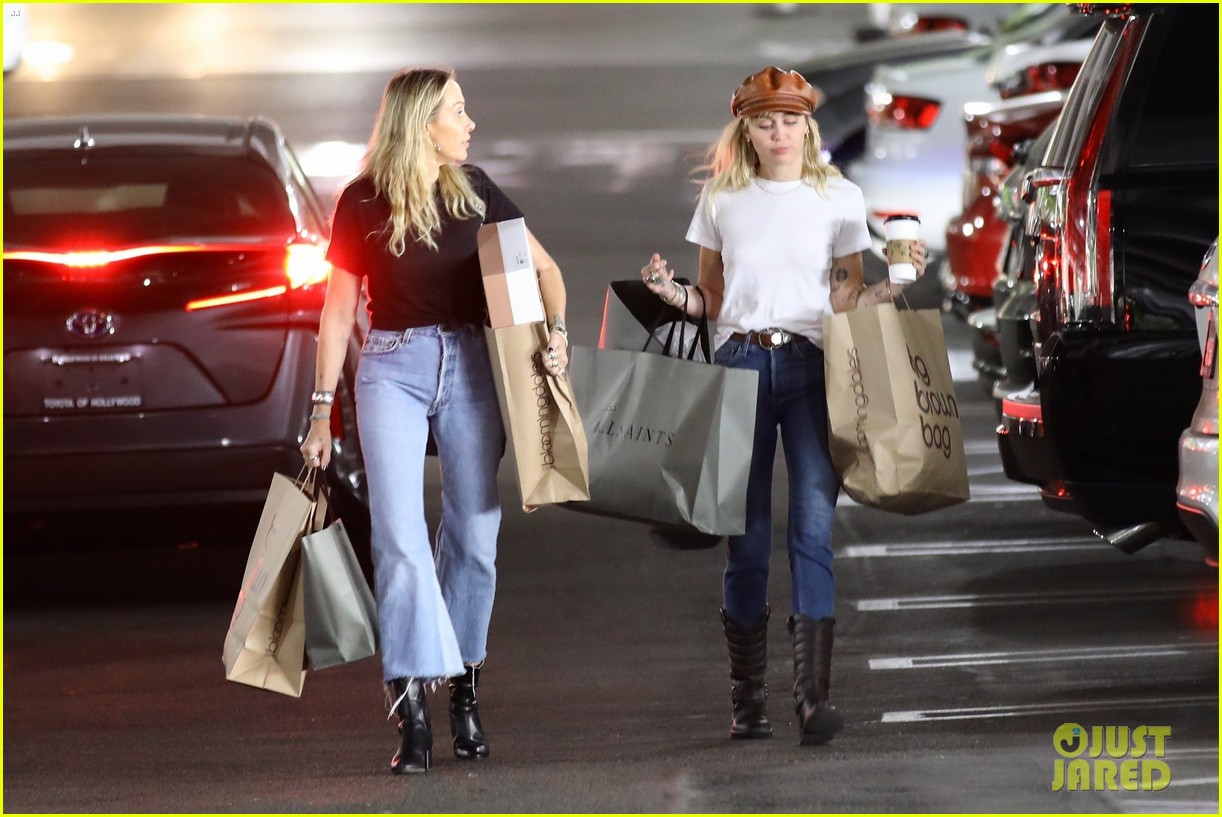 miley cyrus and mom tish indulge in some retail therapy 024370502