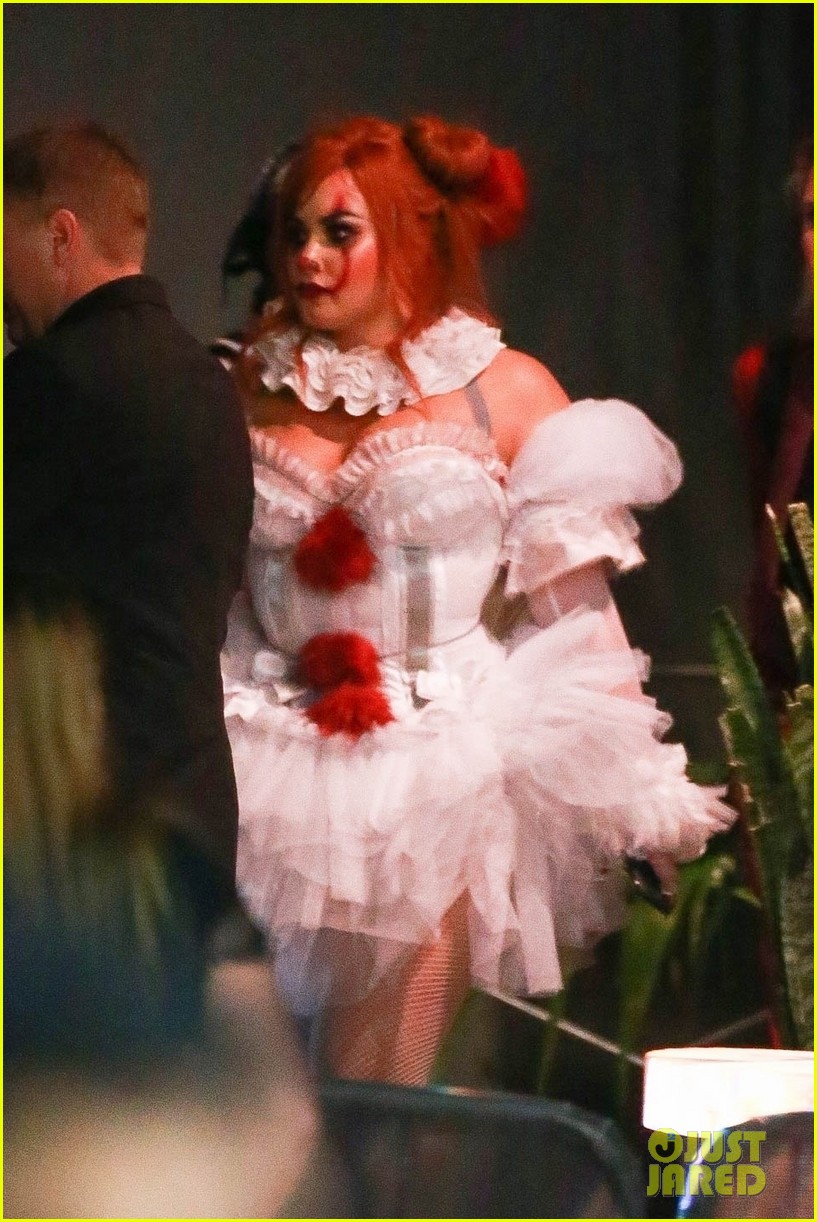 demi lovato dresses as pennywise the clown for her halloween party 044377396