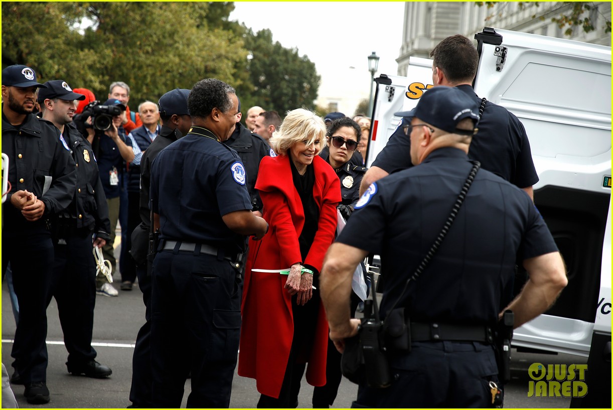 jane fonda accepts award while being arrested 054376914
