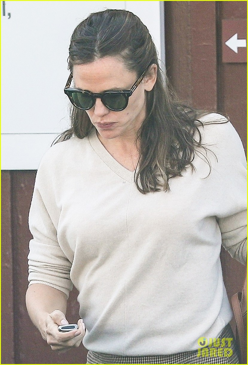 Jennifer Garner Shows Off Chic Autumn Style While Stepping Out for