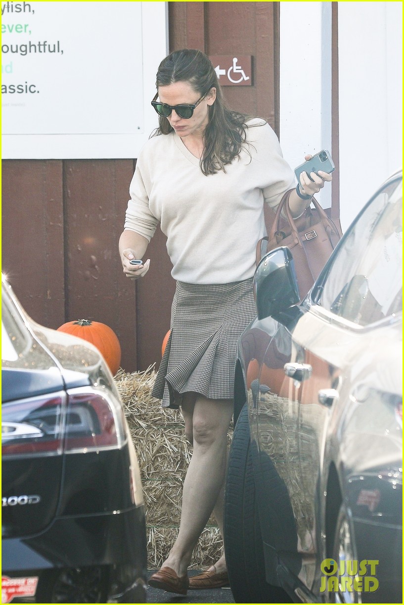 Jennifer Garner Shows Off Chic Autumn Style While Stepping Out for