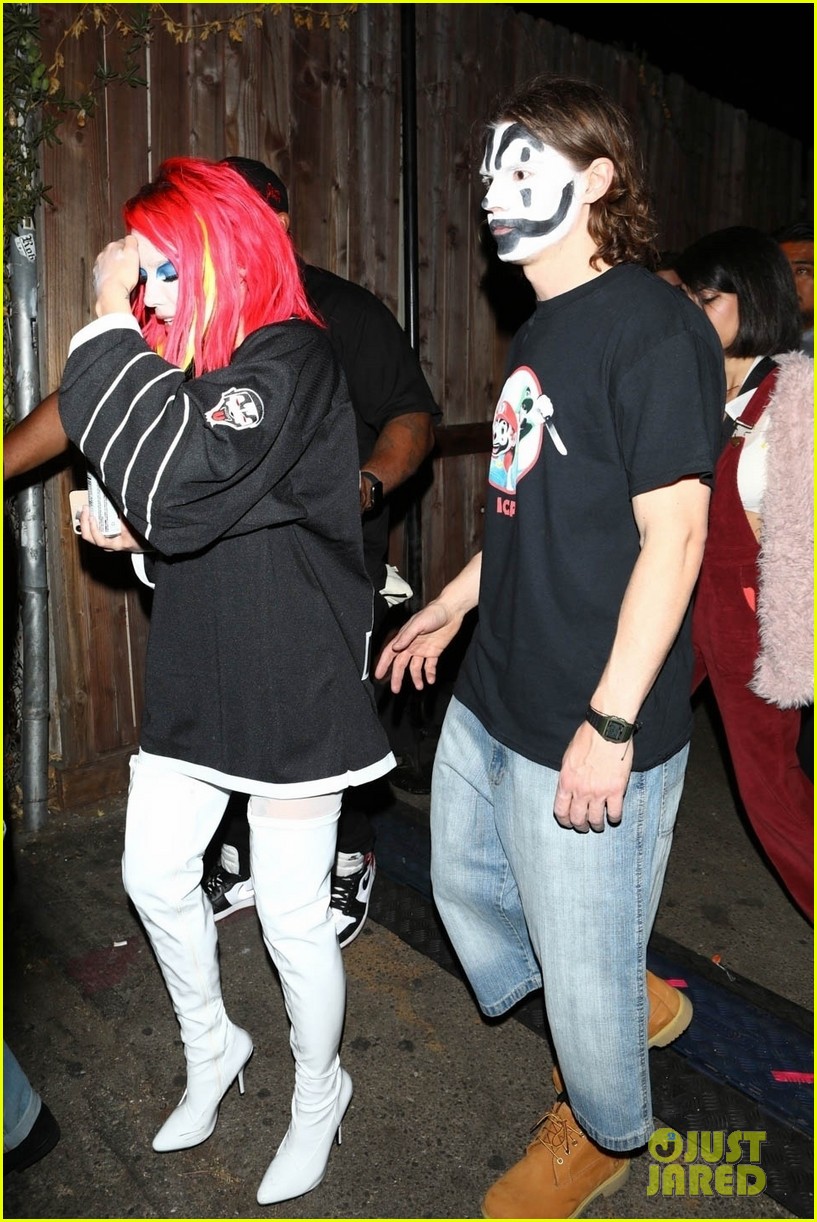 Halsey & Evan Peters Hold Hands at Her Halloween Party! Photo 4376860
