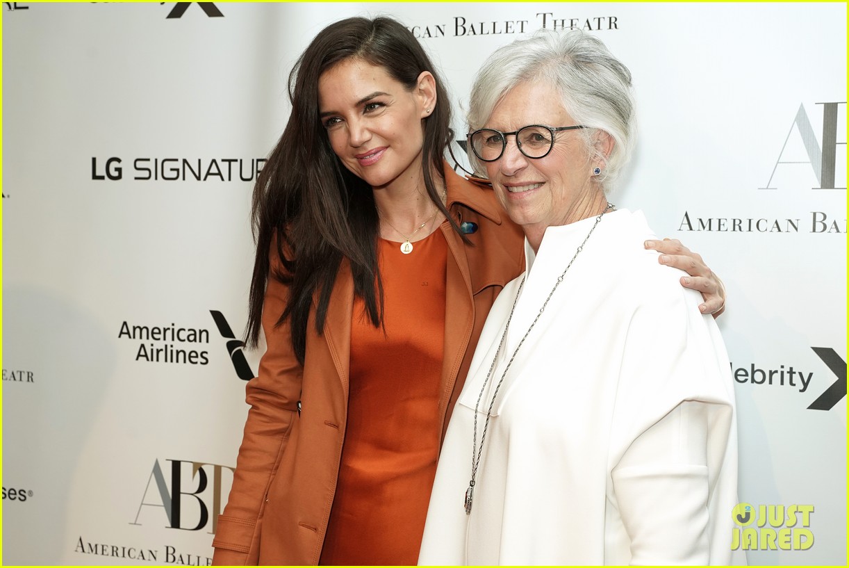 katie holmes joined by mom kathleen american ballet theatre fall gala 02
