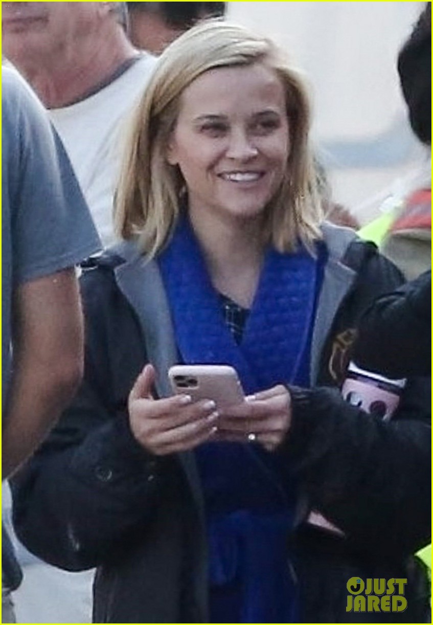 reese witherspoon joshua jackson spend the day filming little fires everywhere 03