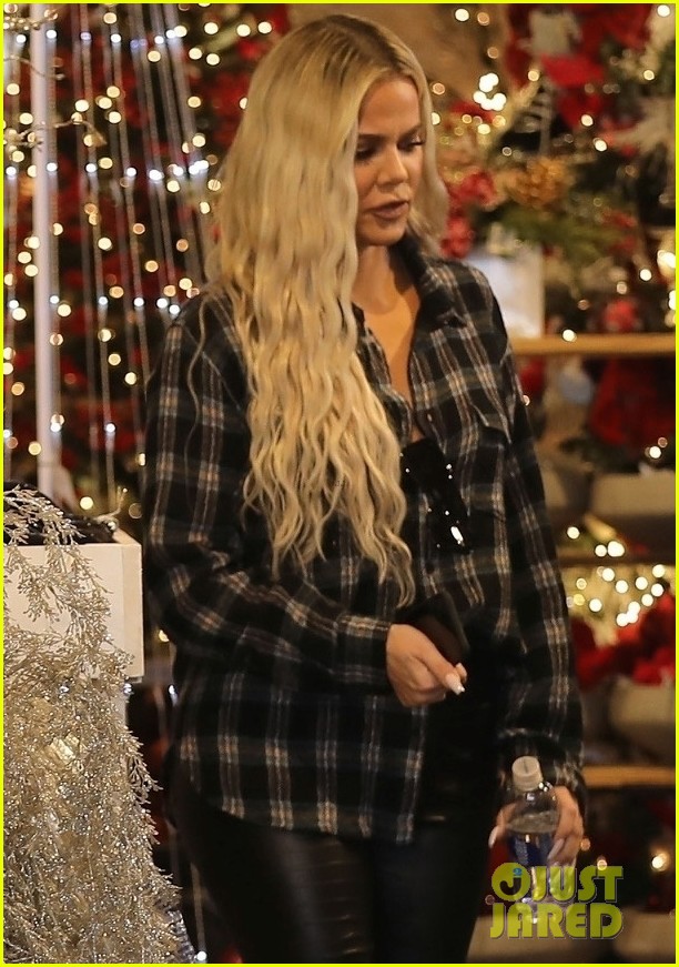 khloe kardashian kicks off her christmas shopping 04