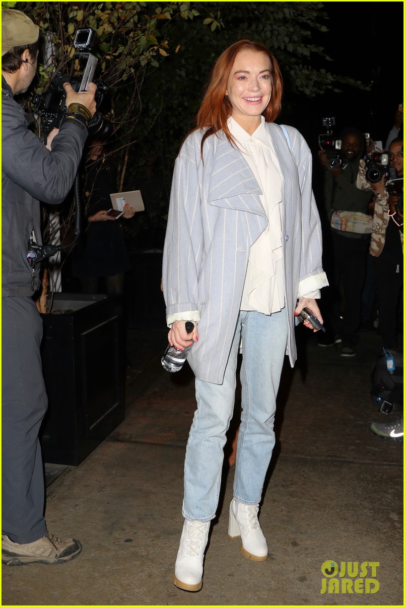 lindsay lohan all smiles during night of shopping in nyc 014376304