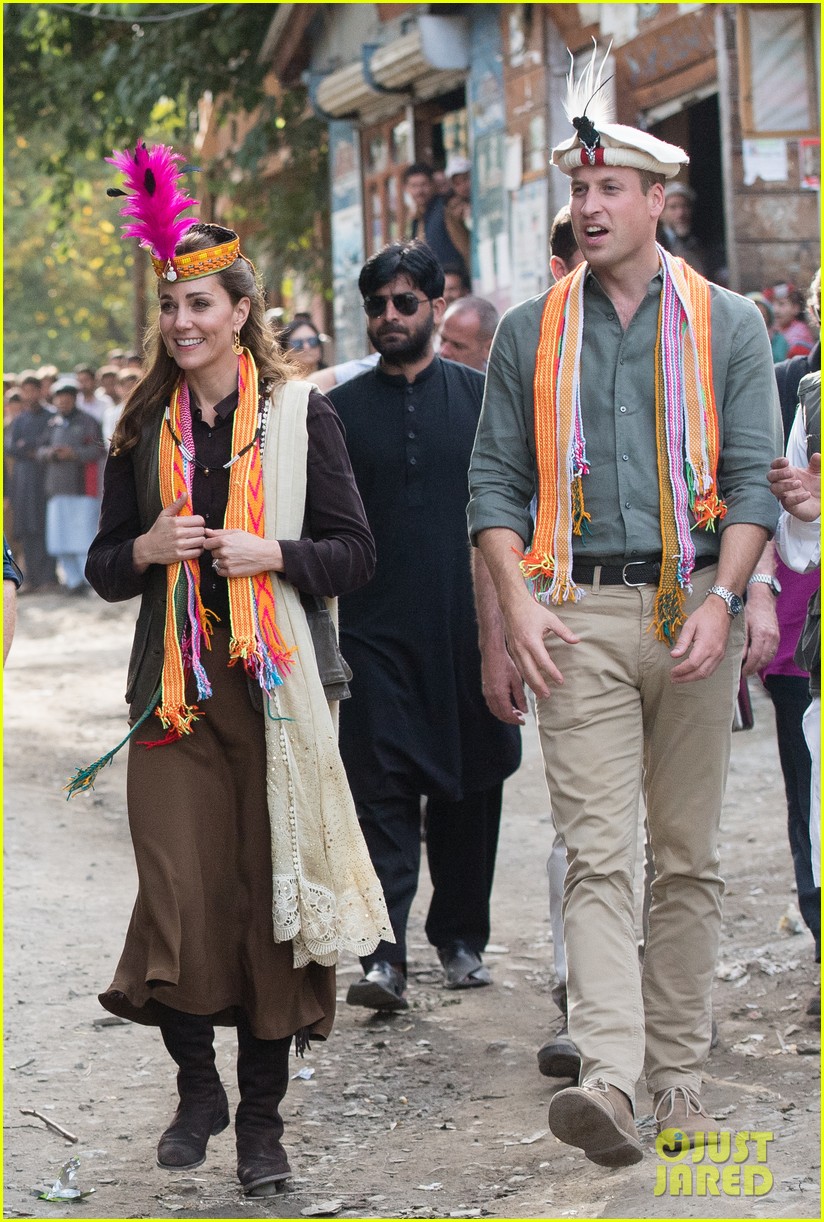 duchess kate middleton prince william meet survivors effected by glacial melting in pakistan 15