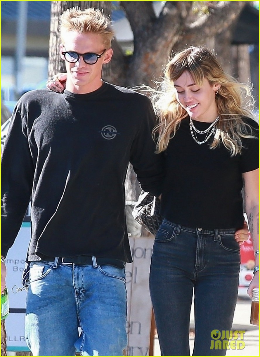 Miley Cyrus & Cody Simpson Couple Up For Afternoon Lunch Date Photo(01)