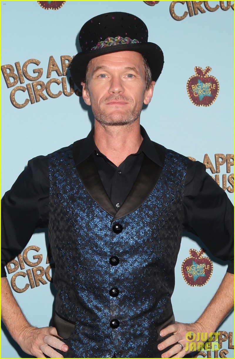 neil patrick harris supported by family host big apple circus 02
