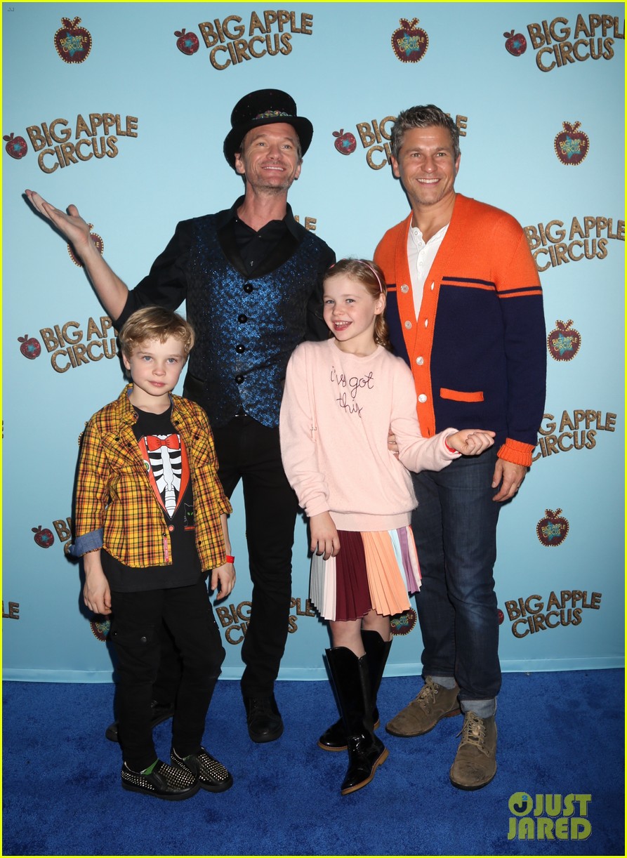neil patrick harris supported by family host big apple circus 04