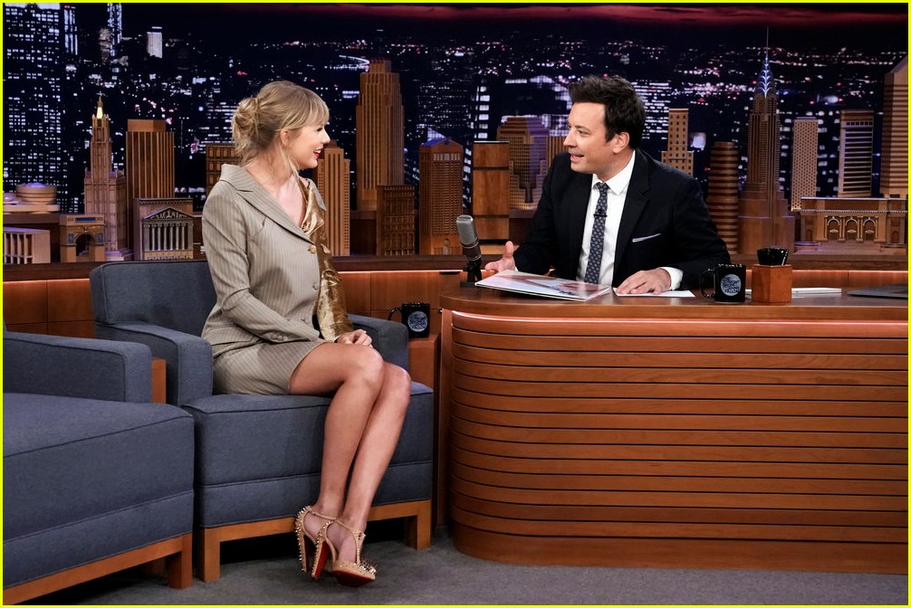 taylor swift plays name that song challenge on fallon cant guess her own 01