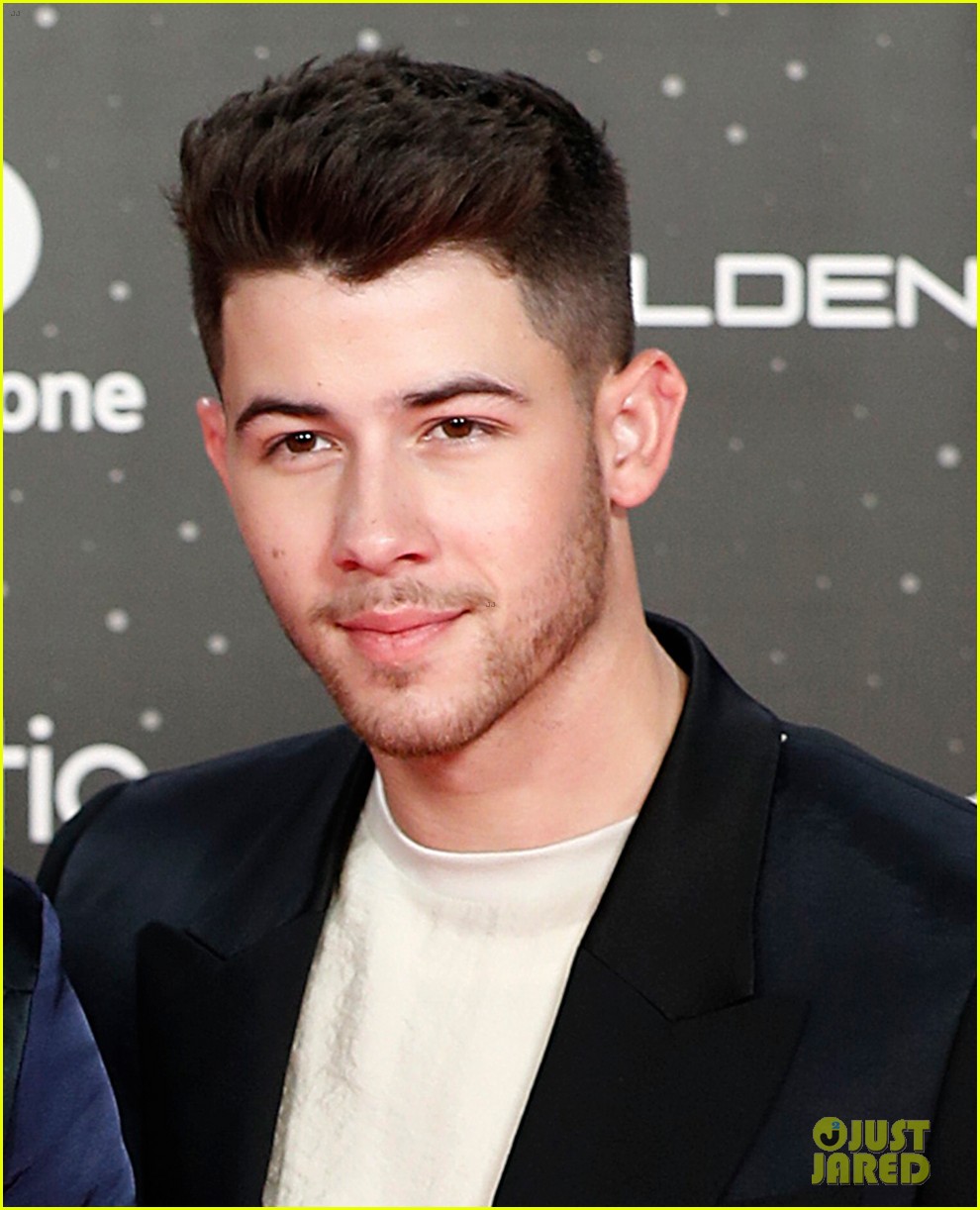 becky g jonas brothers perform at los40 music awards in spain 10