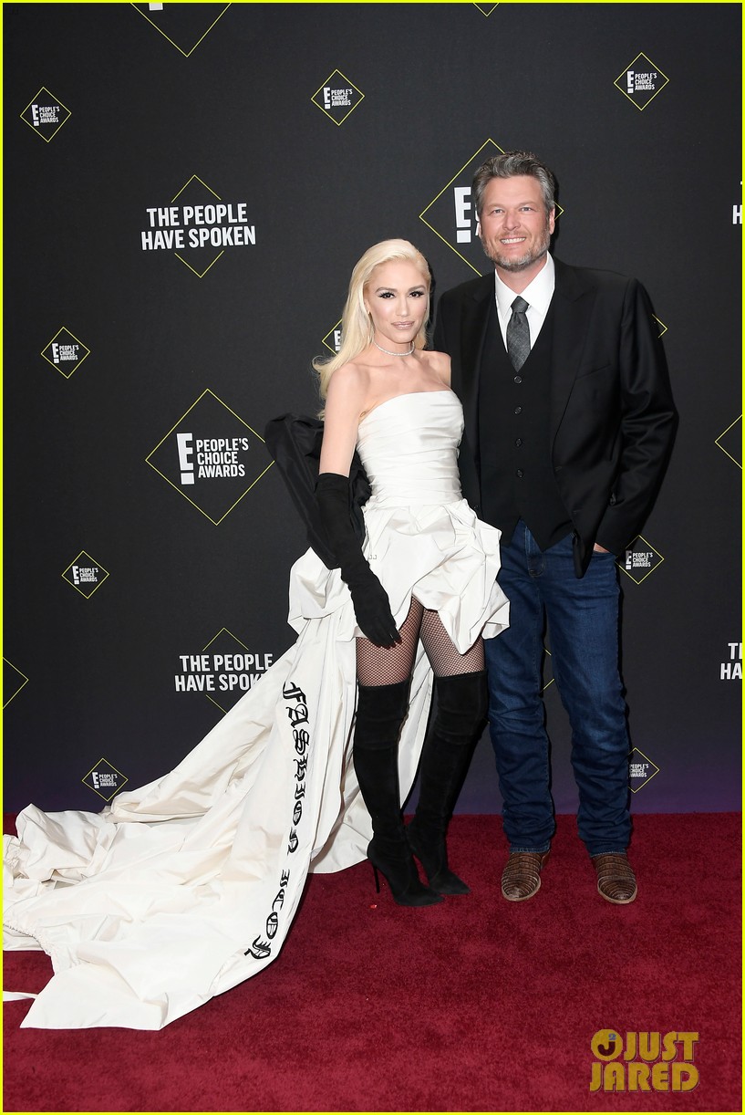 gwen stefani supported by blake shelton peoples choice awards 044385810