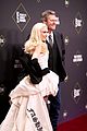 gwen stefani supported by blake shelton peoples choice awards 06