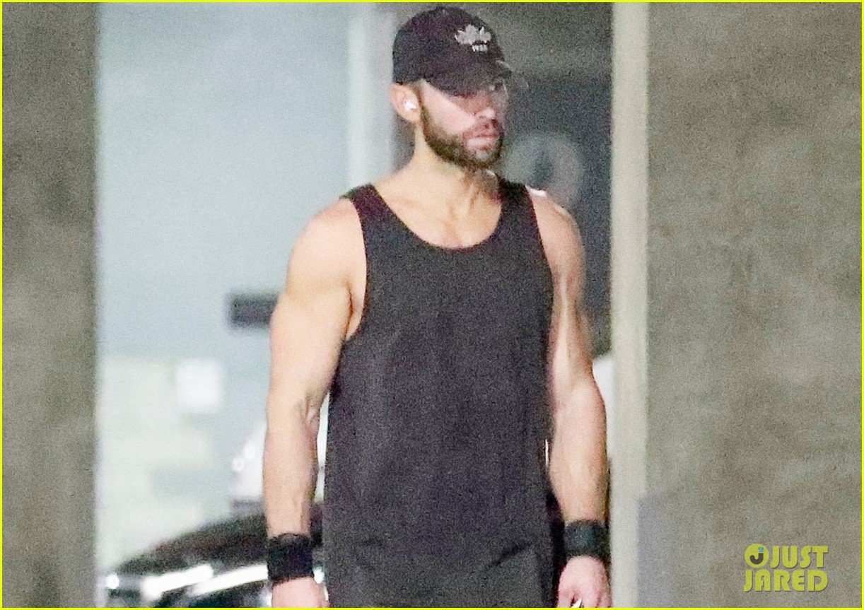 chace crawford buff biceps at gym 06