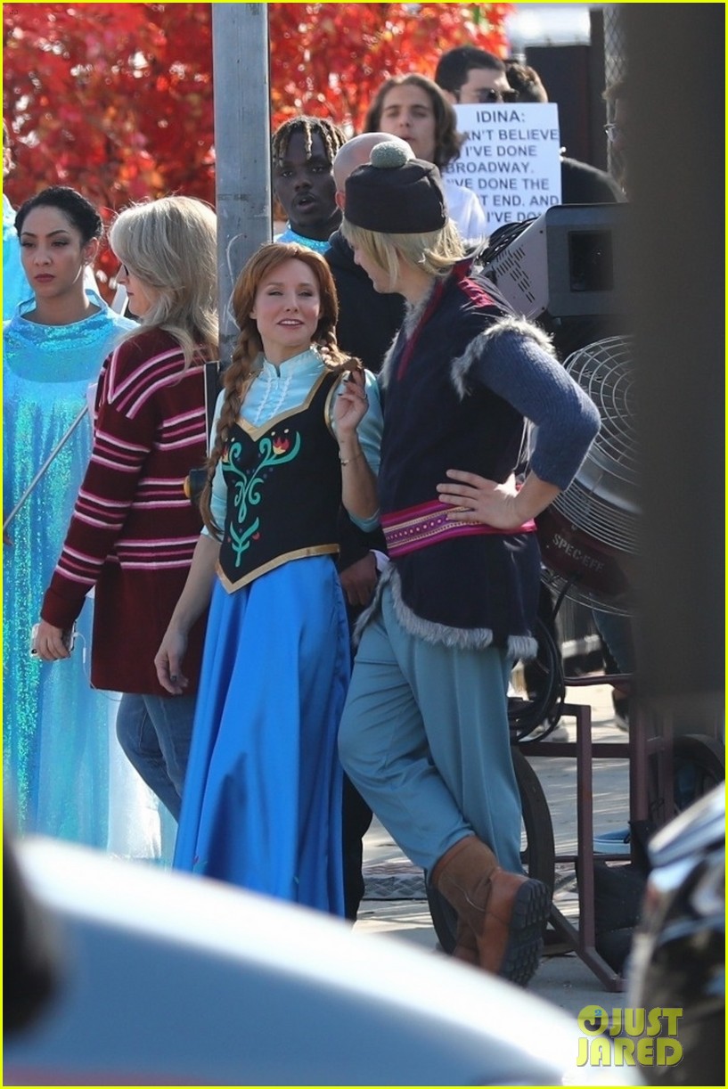 James Corden, Kristen Bell, & Idina Menzel Stop Traffic Filming 'Frozen