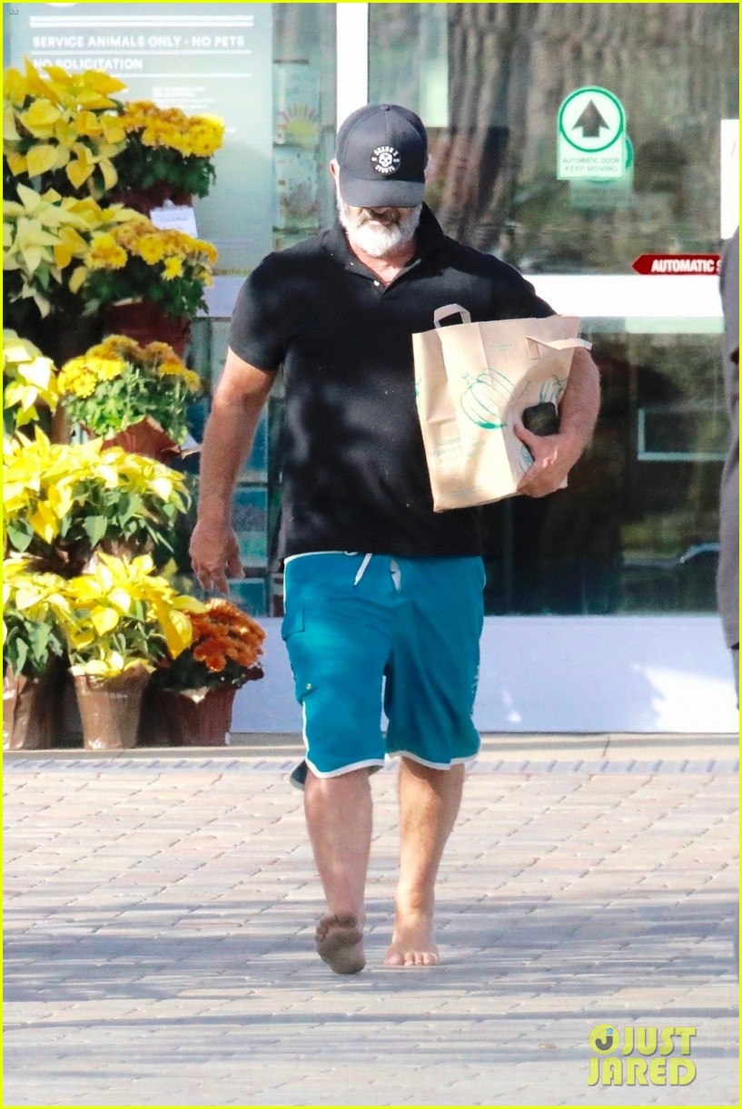 mel gibson went barefoot while shopping 024390757