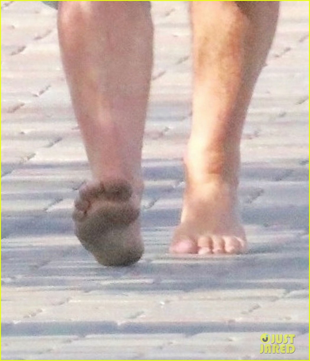 mel gibson went barefoot while shopping 054390760