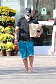 mel gibson went barefoot while shopping 04