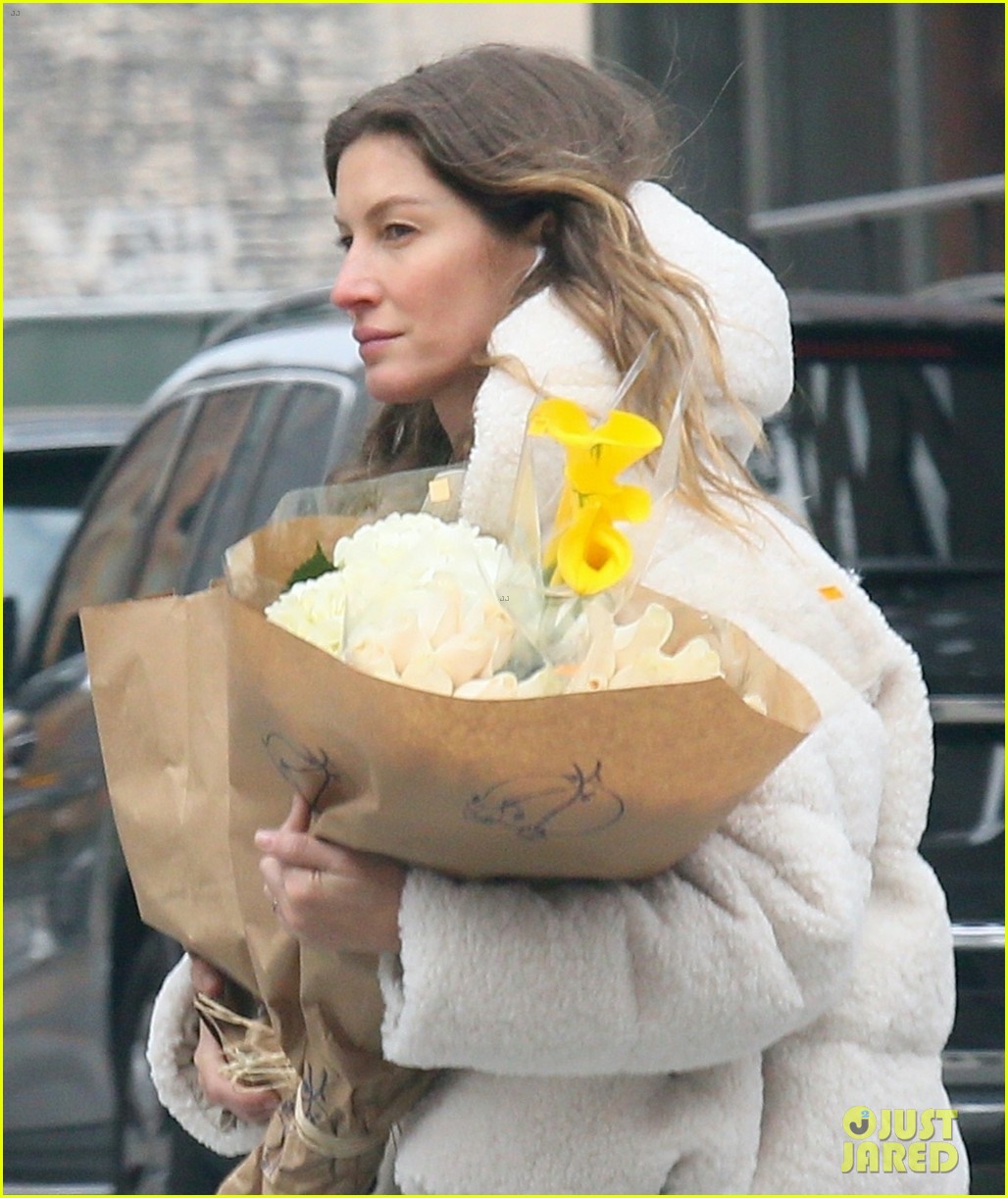 Gisele Bundchen Steps Out to Pick Up Some Flowers in NYC Photo 4385706