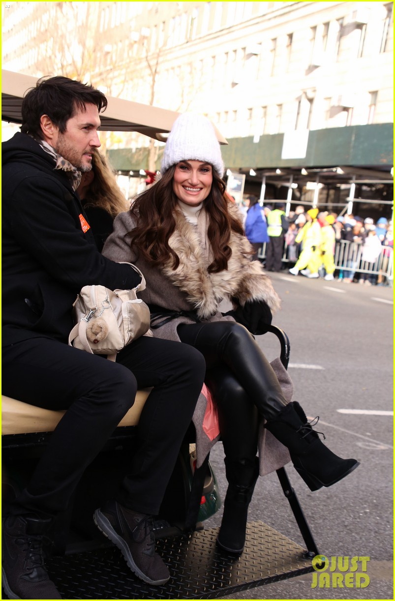 Lea Michele \u0026 Idina Menzel Sparkle at Macy's Thanksgiving Day Parade: Photo  4395601 | 2019 Thanksgiving, Idina Menzel, Lea Michele, Macy's Thanksgiving  Day Parade Photos | Just Jared: Entertainment News, image size:803x1222
