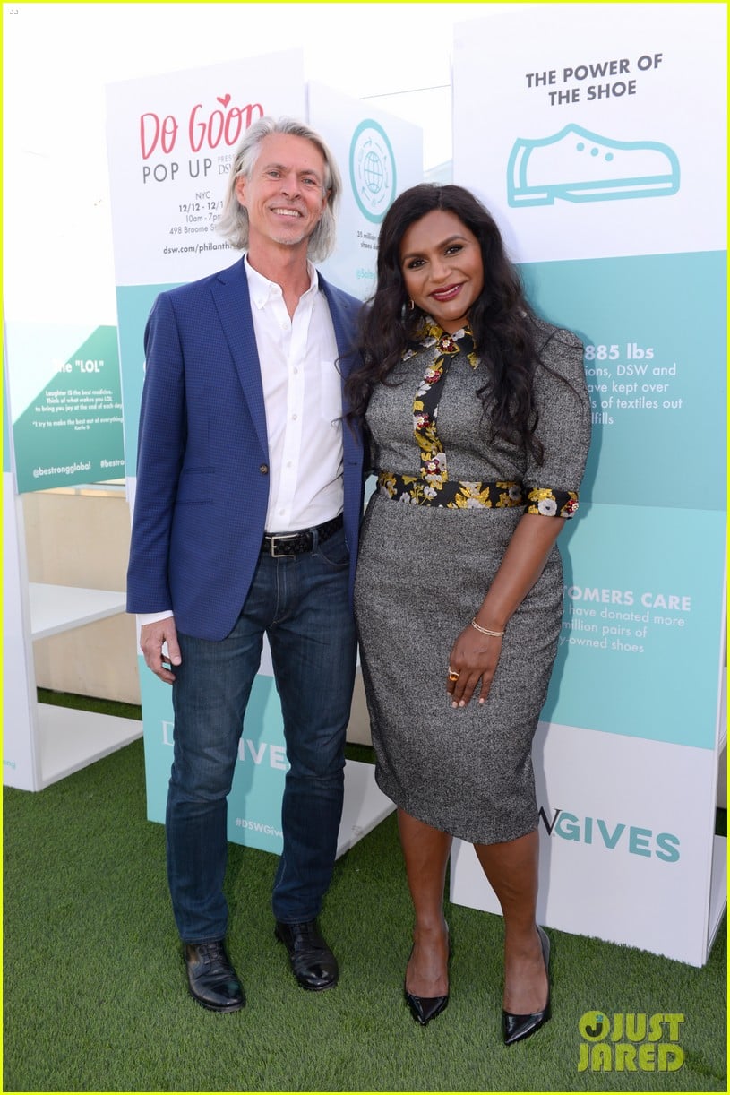 mindy kaling attends dsw gives do good pop up event 074384627