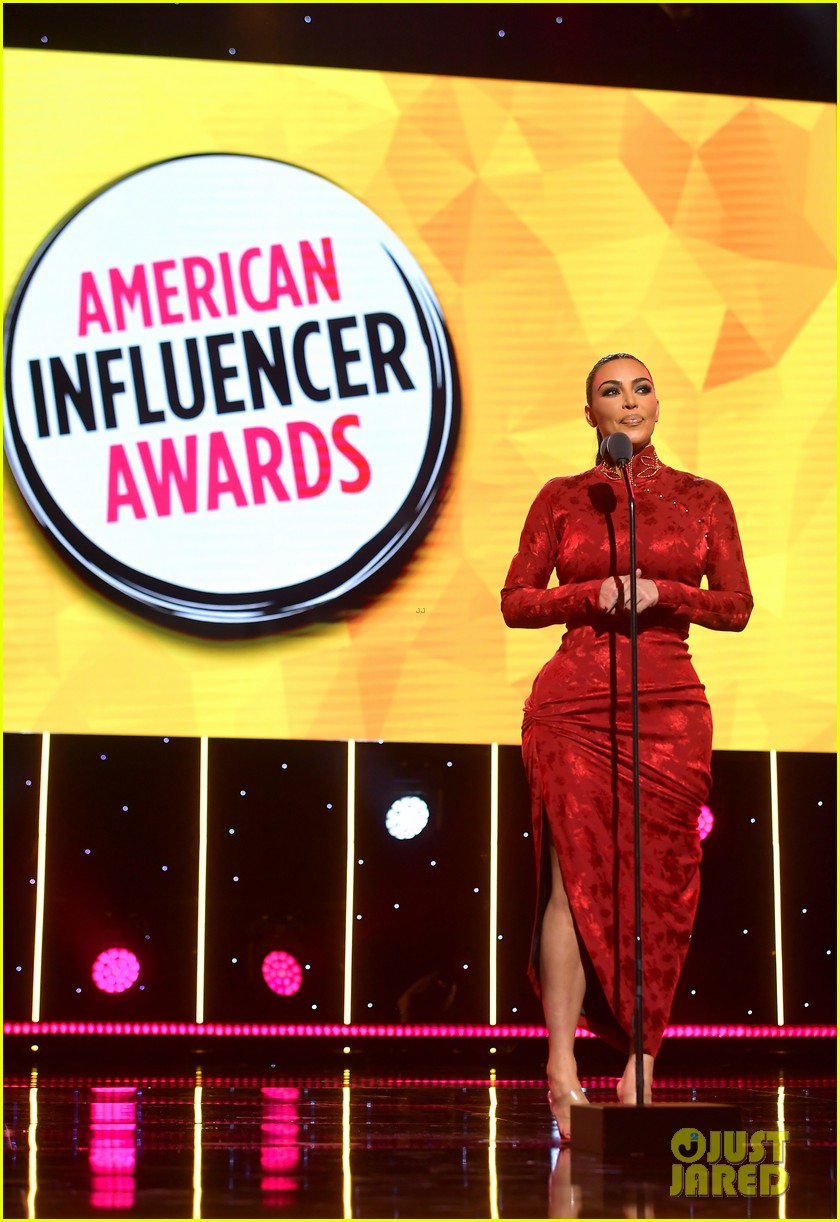 kim kardashian honors mario dedivanovic american influencer awards 05